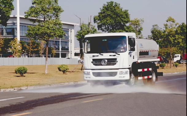 環衛灑水車廠家分享灑水車雨天工作的好處